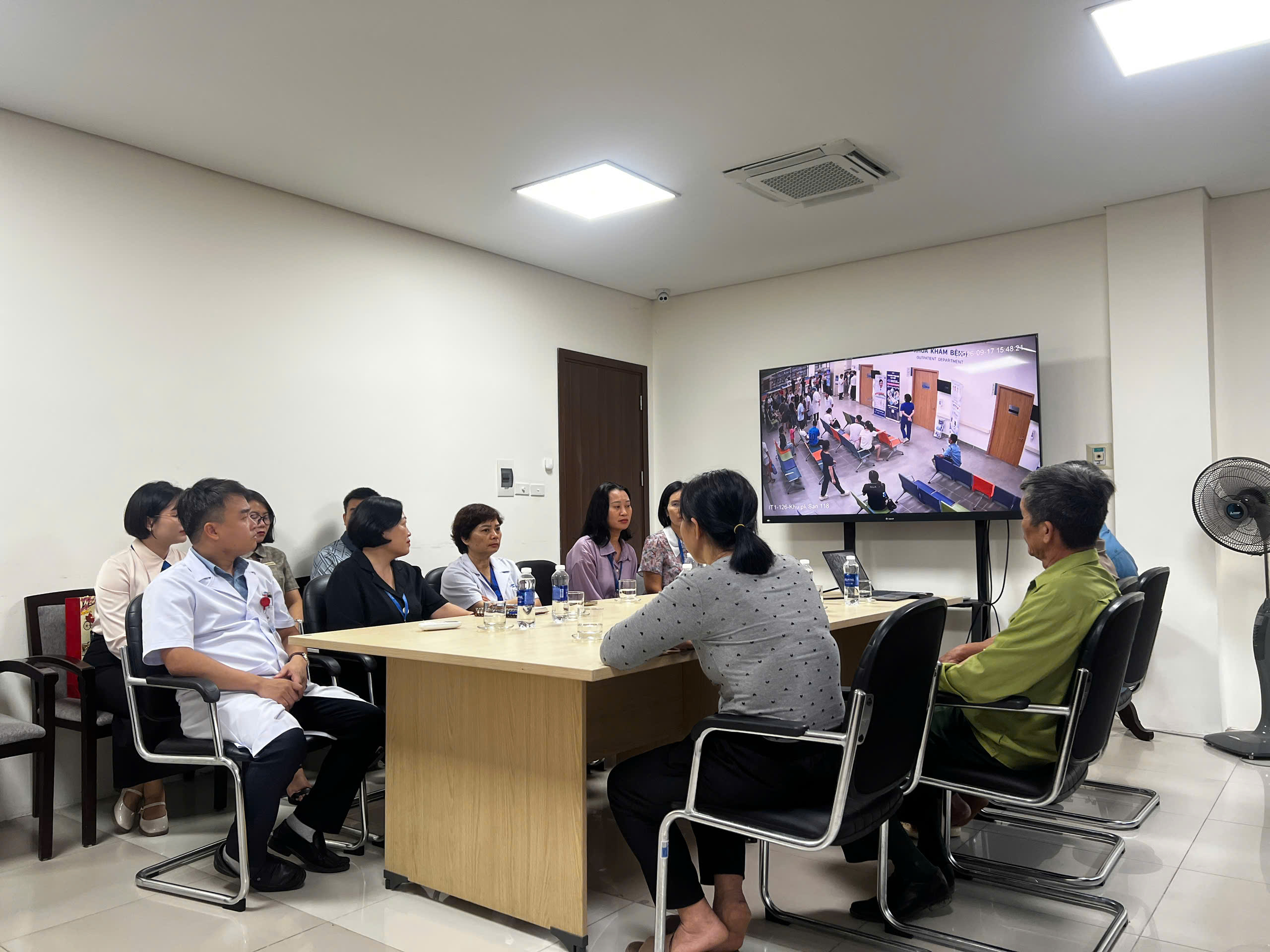 Đại diện gia đình tới Bệnh viện Hữu nghị Lạc Việt để xin lỗi sáng 24-9 - Ảnh: BVCC
