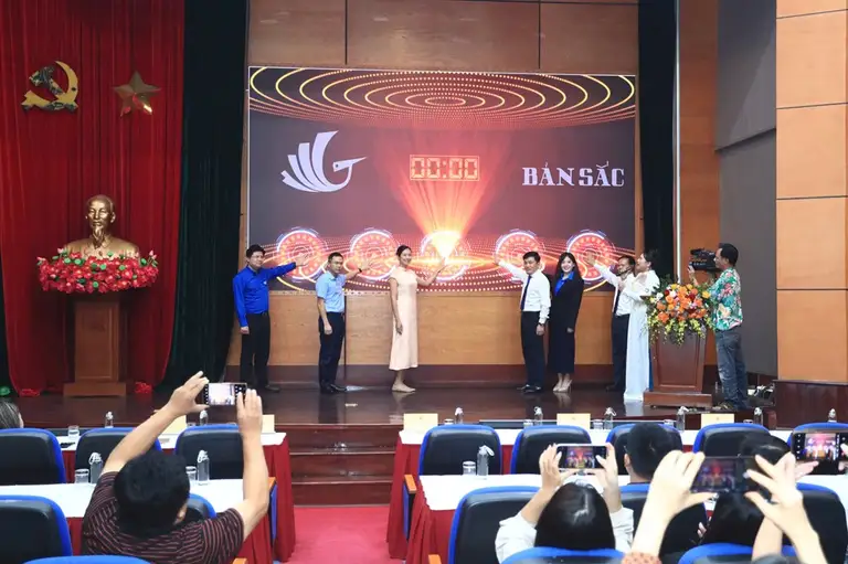Ban tổ chức thực hiện nghi thức phát động cuộc thi - Ảnh: CTV