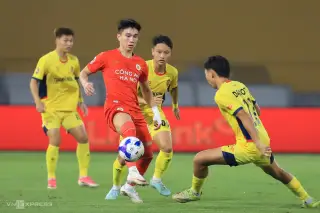Tiền vệ Lê Văn Đô của Công an Hà Nội (áo đỏ) thi đấu trong trận hòa Thanh Hóa 1-1 ở vòng 6 V-League 2026-2027. Ảnh: Hoàng Huynh