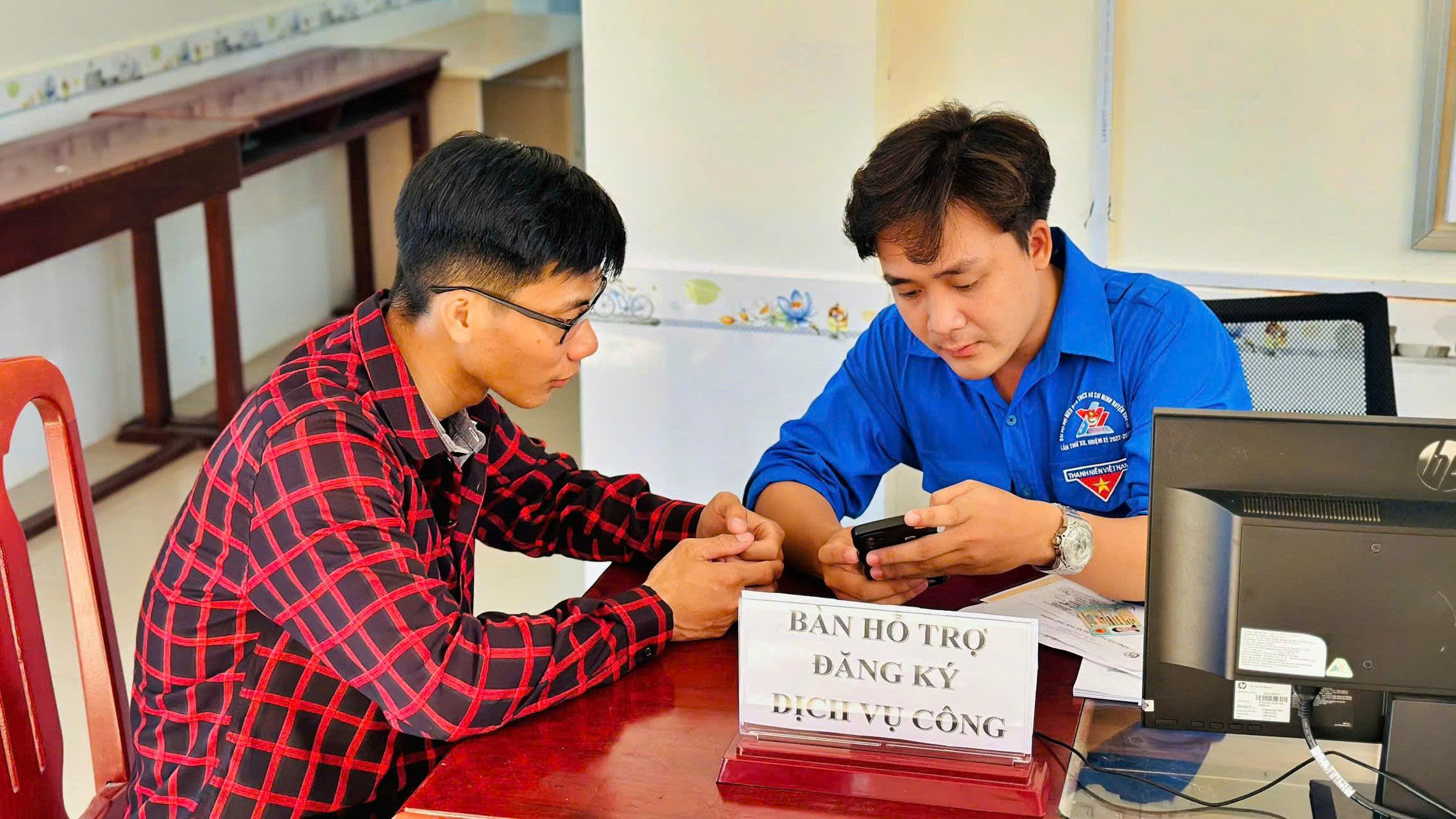 Hỗ trợ người dân đăng ký, sử dụng dịch vụ công trực tuyến là một nội dung thiết thực của phong trào “Bình dân học vụ số” tại Cà Mau
