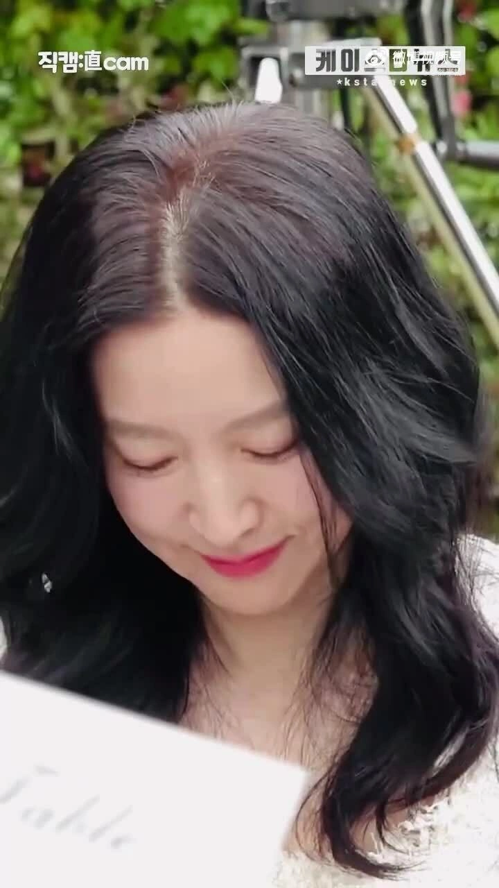 Lee Young Ae sánh đôi chồng. Video: Kstarnews