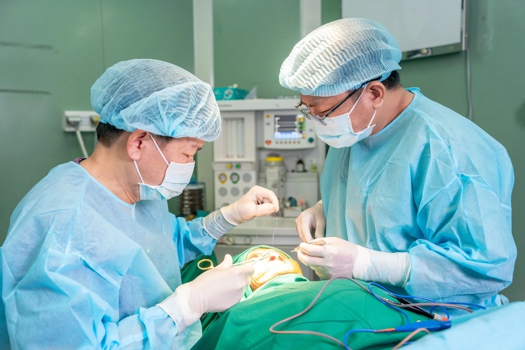 Bác sĩ Tú Dung phẫu thuật cho bệnh nhân lớn tuổi. Ảnh: Bệnh viện cung cấp