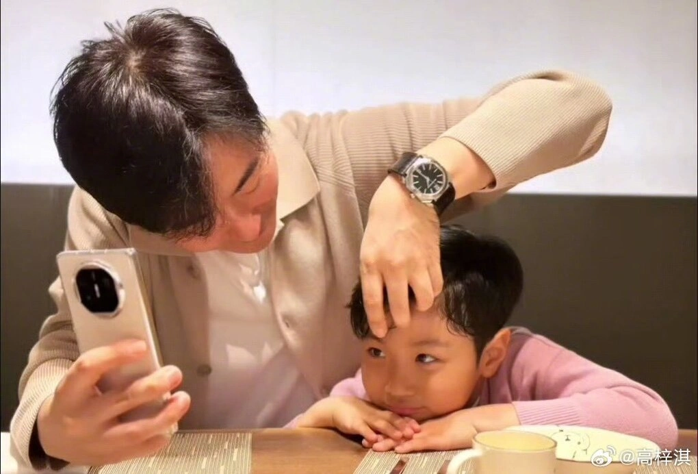 Cao Tử Kỳ và con trai. Ảnh: Weibo/Gao Ziqi