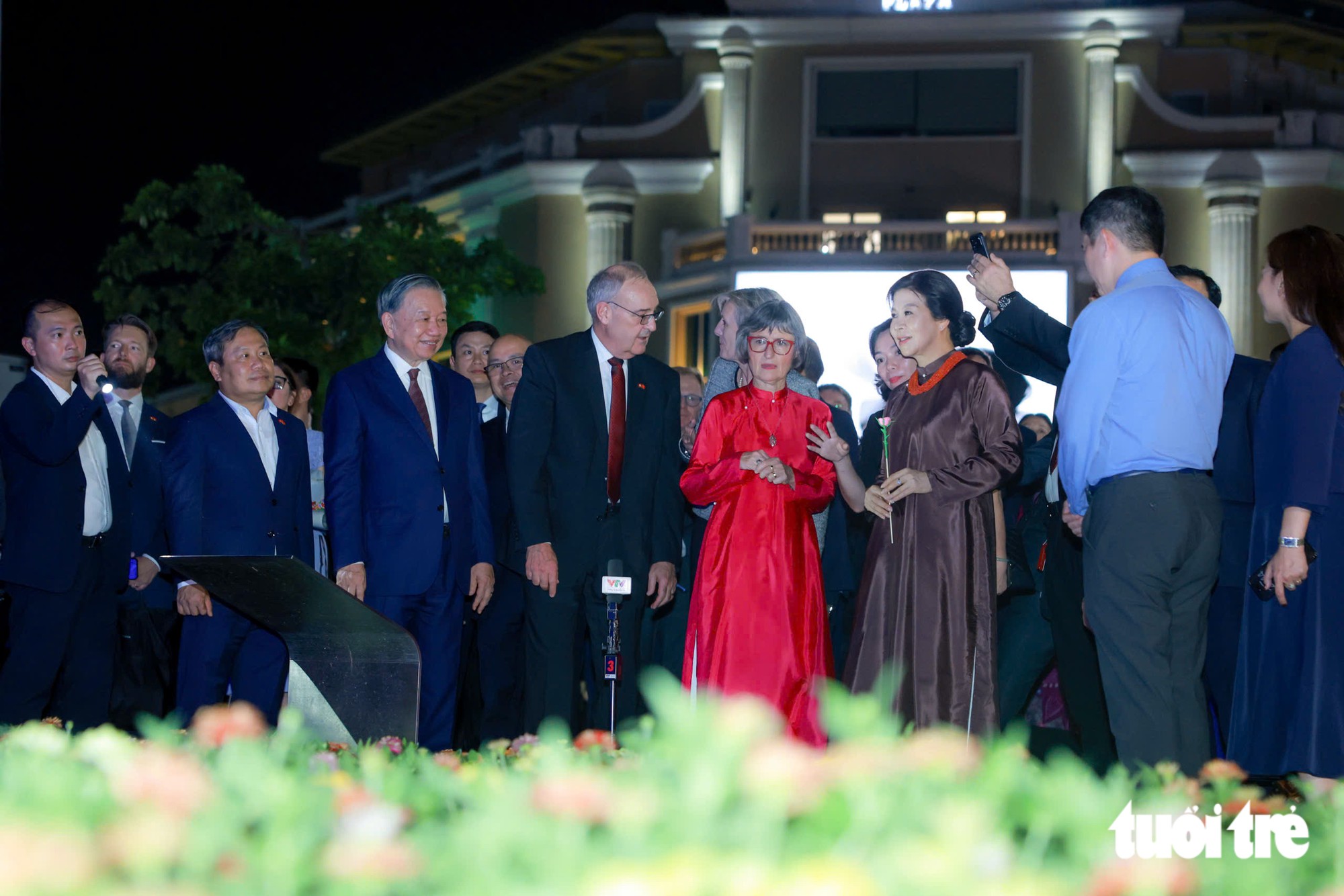 Hai nhà lãnh đạo cùng hai Phu nhân bên đồng hồ hoa, món quà của thành phố Bern dành cho thủ đô Hà Nội nhân dịp kỷ niệm 1.000 năm Thăng Long - Hà Nội - Ảnh: NGUYỄN KHÁNH