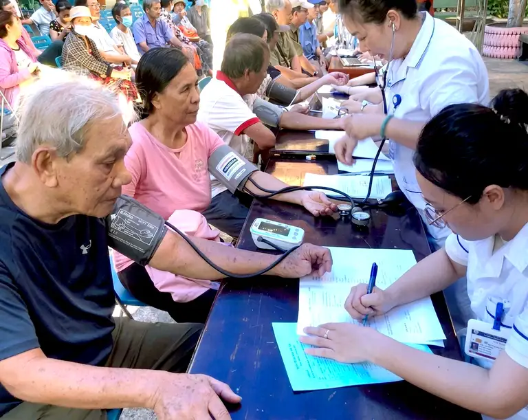 Người dân phường Tây Nha Trang được khám sức khỏe miễn phí - Ảnh: ANH MINH