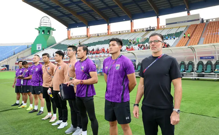 HLV Hudson (trái) trong trận ra quân của đội tuyển Thái Lan tại FIFA ASEAN Cup khi thắng đậm Pakistan với tỷ số 4-0 ngày 26.9