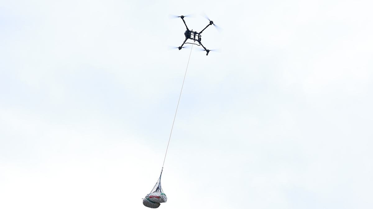 Gần 6 tấn cà phê được chuyển bằng UAV xuống núi