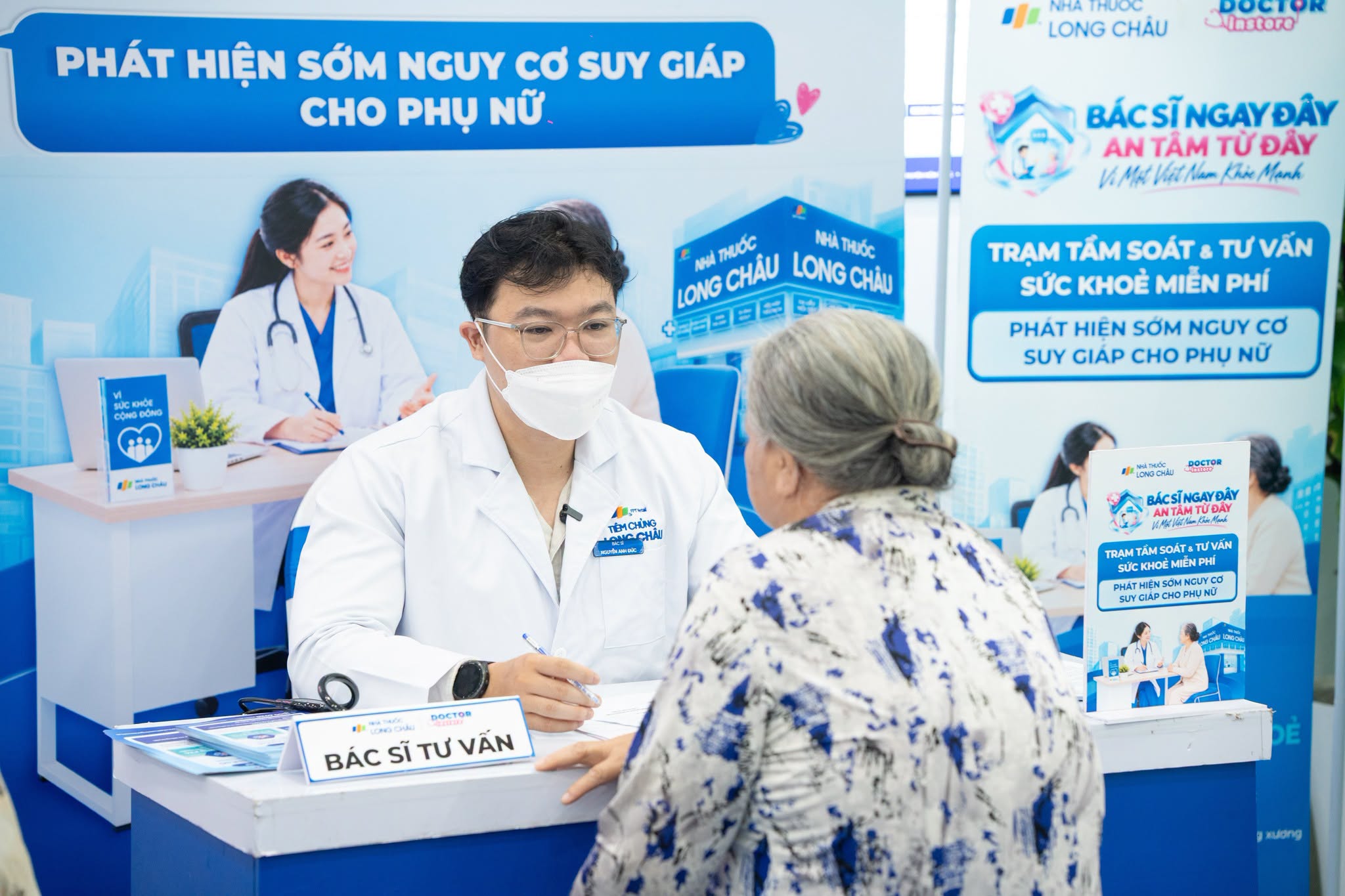 Bác sĩ đồng hành tư vấn, hỗ trợ tầm soát nguy cơ suy giáp ở phụ nữ - Ảnh: NGÔ LỘC