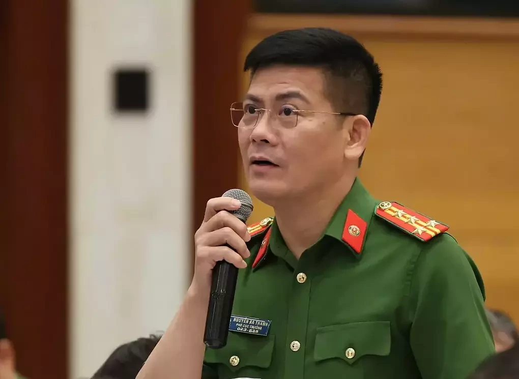 Đại tá Nguyễn Bá Thành trả lời kiến nghị của nông dân. Ảnh: D.V
