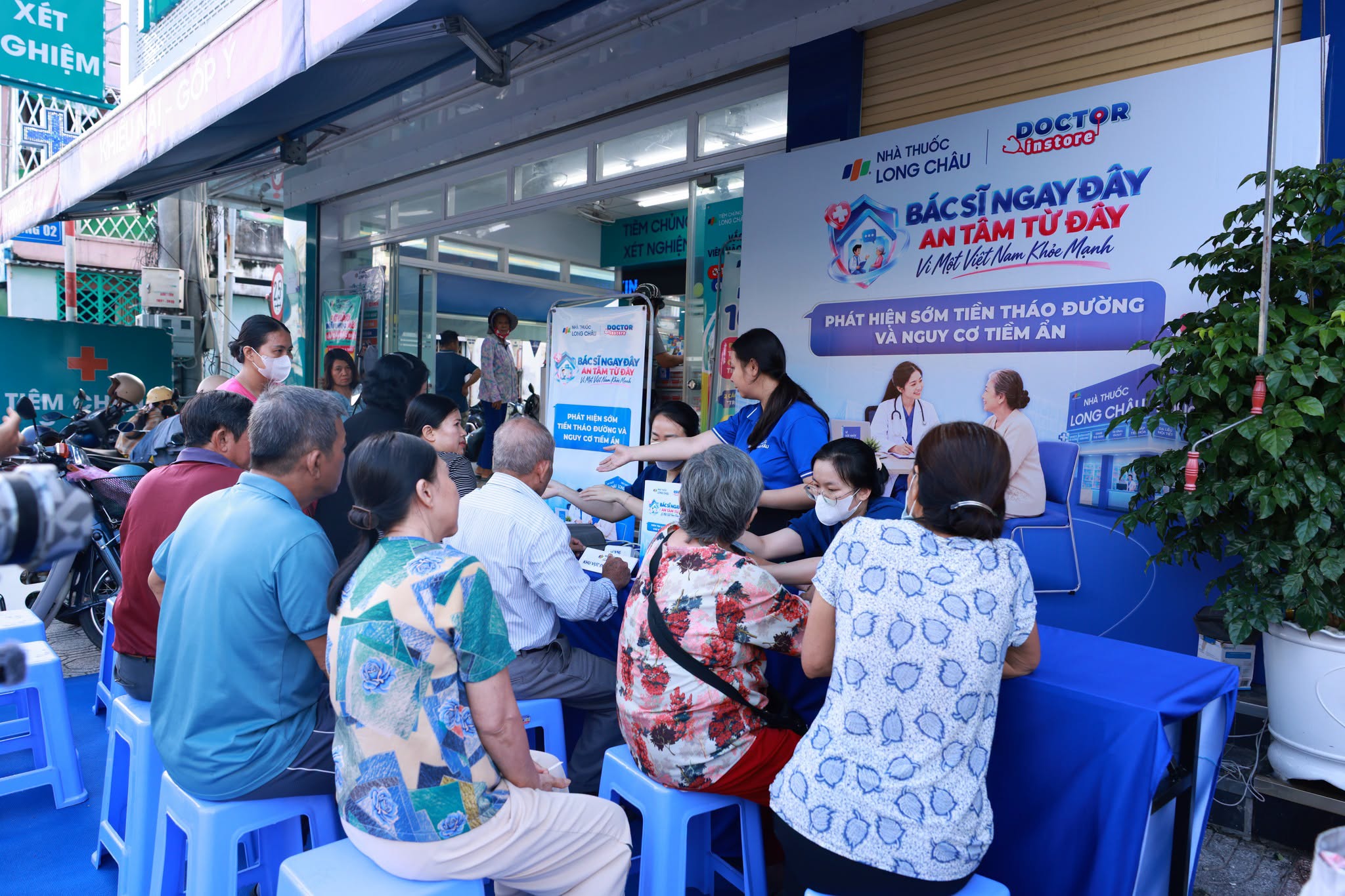 Người dân được bác sĩ trực tiếp giải thích các chỉ số xét nghiệm, hỗ trợ nhận diện sớm nguy cơ các bệnh mạn tính ngay tại nhà thuốc Long Châu - Ảnh: NGÔ LỘC
