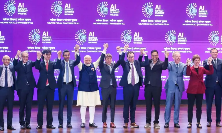 Sam Altman, CEO OpenAI (thứ 6 từ trái sang) đứng cạnh Dario Amodei, CEO Anthropic (thứ 7 từ trái sang) tại AI Impact Summit 2026, Ấn Độ nhưng không nắm tay nhau. Ảnh: Reuters