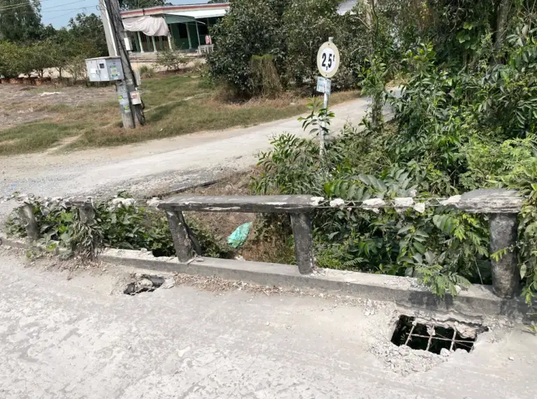 Cầu bê tông cũ ở xã Nhơn Hòa Lập đã xuống cấp sau hơn 15 năm. Ảnh: Lê Văn Nhãn