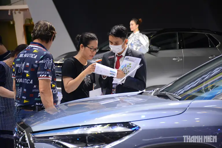 Sau khi ký hợp đồng mua bán, thanh toán cho đại lý bán ô tô, người mua cần chuẩn bị giấy tờ để làm thủ tục đóng lệ phí trước bạ