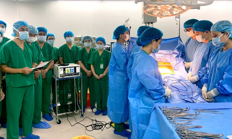 Các y bác sĩ dành phút mặc niệm tri ân người hiến tạng trước khi thực hiện ca lấy ghép tạng - Ảnh: BVCC