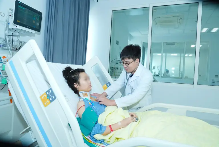 Bác sĩ Bệnh viện Bạch Mai Ninh Bình cứu bệnh nhân sốc phản vệ nguy kịch, một ca sau ăn hải sản.