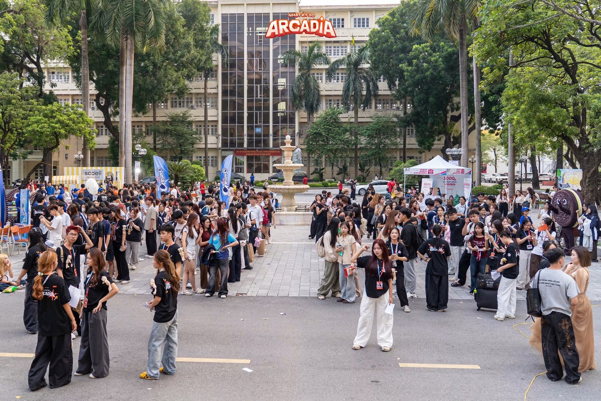 Đông đảo sinh viên xếp hàng check-in tại đêm đại nhạc hội Nhật Ký 20 - 2026: Arcadia