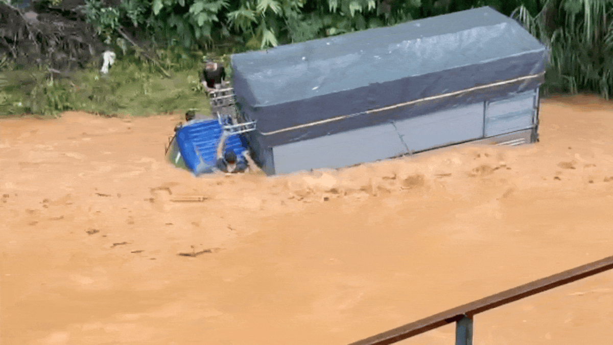 Xe tải bị lũ cuốn ở Đà Lạt