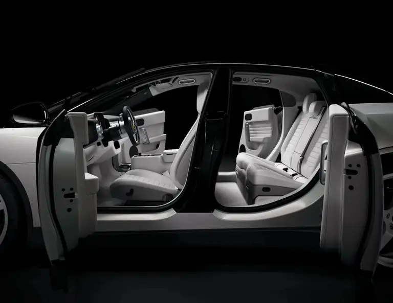 Đây là mẫu xe điện đầu tiên của Ferrari có cấu hình 4 cửa, 5 chỗ ngồi