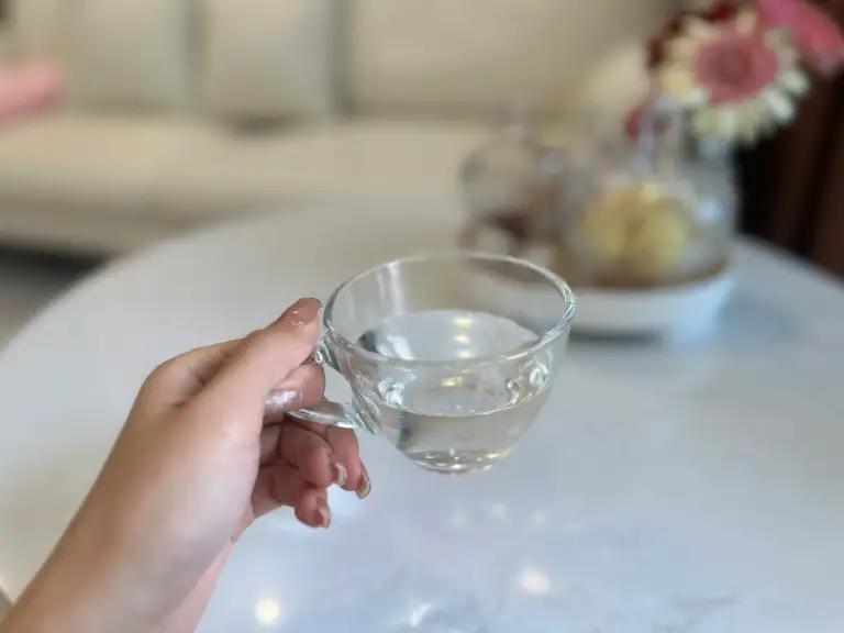 Uống nước đều trong ngày hỗ trợ thận đào thải acid uric qua nước tiểu. Ảnh: Ngọc Phạm