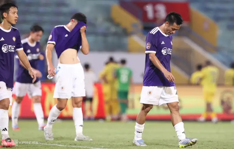 Nguyễn Văn Quyết (phải), Đỗ Hùng Dũng (trái) của Hà Nội FC thất vọng sau trận thua SLNA 1-4 ở vòng 2 V-League 2026-2027 trên sân Hàng Đẫy, Hà Nội ngày 12/9/2026. Ảnh: Hoàng Huynh