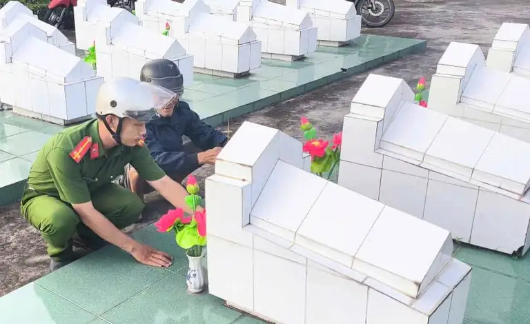 Hỗ trợ người cựu chiến binh bị lạc đường khi đi tìm mộ đồng đội - Ảnh 2.