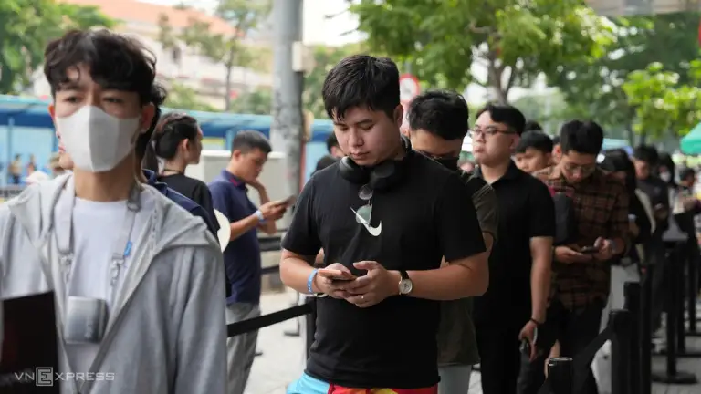 Dòng người trước cửa hàng TopZone trên đường Hàm Nghi (TP HCM) chờ nhận iPhone. Ảnh: Thanh Tùng