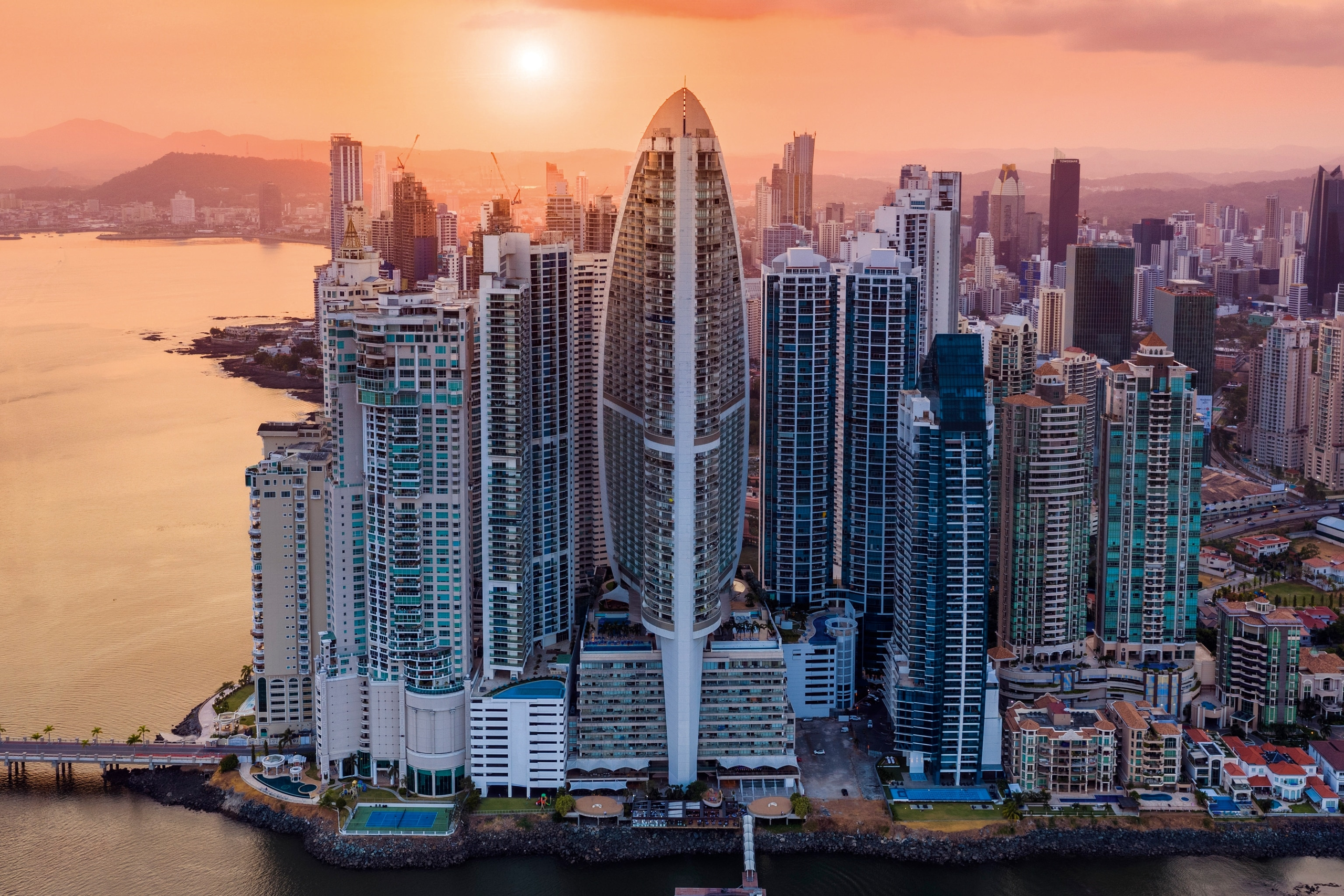 Những tòa nhà chọc trời là hình ảnh đặc trưng của thành phố Panama và cũng là một trong những hình ảnh đô thị dễ nhận diện nhất Mỹ Latin - Ảnh: NATIONAL GEOGRAPHIC