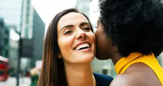Bắt tay, ôm hay hôn má: Đâu là ranh giới giữa khác biệt ứng xử và sự thiếu tôn trọng?