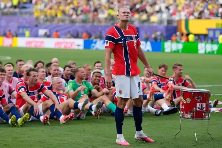 Erling Haaland ăn mừng cùng các đồng đội sau trận Na Uy - Brazil ở vòng 1/8 World Cup 2026 trên sân MetLife, New Jersey, Mỹ ngày 5/7/2026. Ảnh: AP