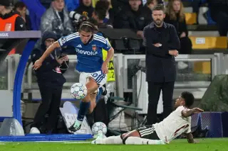 Nico Paz đi bóng qua cầu thủ Man Utd Mattheus Cunha trong trận Como thắng 4-1 ở lượt ba vòng phân hạng Champions League trên sân Como, Italy ngày 21/10/2026. Ảnh: AP