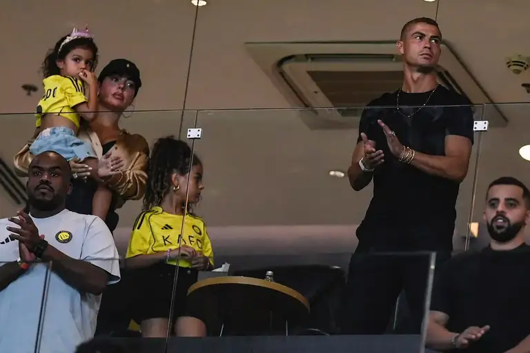 Cristiano Ronaldo cùng Georgina Rodriguez và các con xuất hiện trên khán đài theo dõi trận mở màn mùa giải mới của Al Nassr