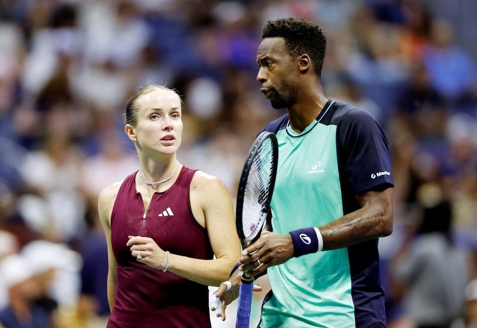 Gael Monfils (phải) và Elina Svitolina trong trận bán kết đôi nam nữ gặp Belinda Bencic và Flavio Cobolli tại Mỹ Mở rộng, khu tổ hợp tennis Flushing Meadows, New York, Mỹ ngày 26/8/2026. Ảnh: Reuters