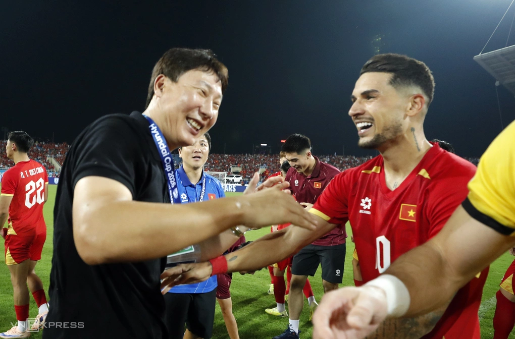 HLV Kim Sang-sik (áo đen) ăn mừng cùng tiền vệ nhập tịch gốc Brazil Đỗ Hoàng Hên (phải) sau khi Việt Nam hòa Thái Lan 2-2 ở lượt về chung kết để vô địch ASEAN Cup 2026 trên sân Mỹ Đình, Hà Nội tối 26/8/2026. Ảnh: Đức Đồng
