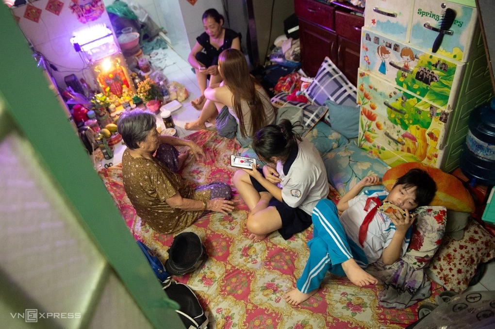 Người dân sống trong căn nhà chật hẹp ở khu Mả Lạng. Ảnh: Quỳnh Trần