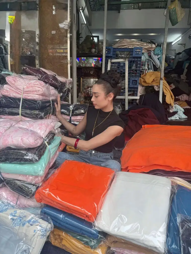 Trong loạt ảnh đời thường, người đẹp 26 tuổi gây thiện cảm với gương mặt gần như để mộc, chỉ nhấn nhẹ ở đôi môi và hàng chân mày, tôn lên những đường nét thanh tú