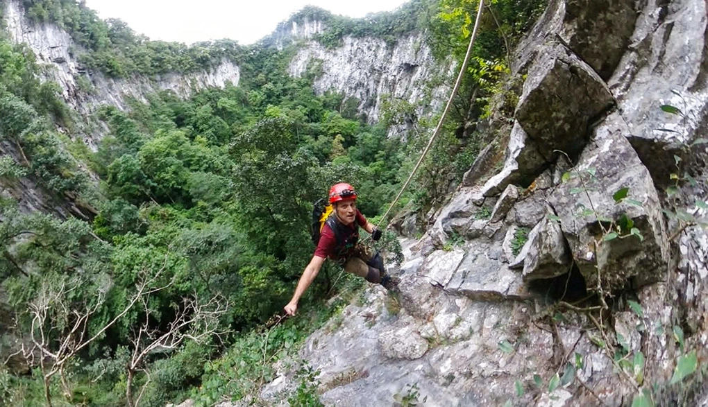 Ông Kevin Ditamore đu dây xuống hố sụt. Ảnh: Jungle Boss