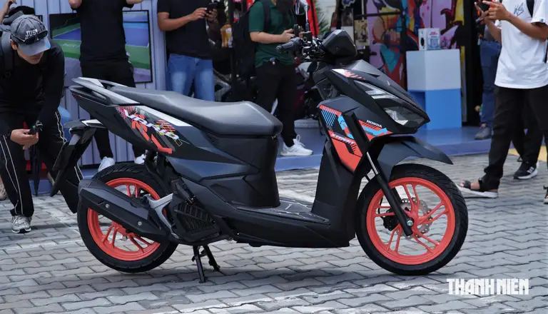 Bộ tem mới kéo dài từ phần đầu đến thân xe, sử dụng các mảng đồ họa sắc nét và cách sắp xếp tương phản. Đây là một trong những chi tiết giúp bản Street trông gần với phong cách xe độ hơn, phù hợp với nhóm khách hàng muốn chiếc xe có diện mạo nổi bật ngay khi xuất xưởng