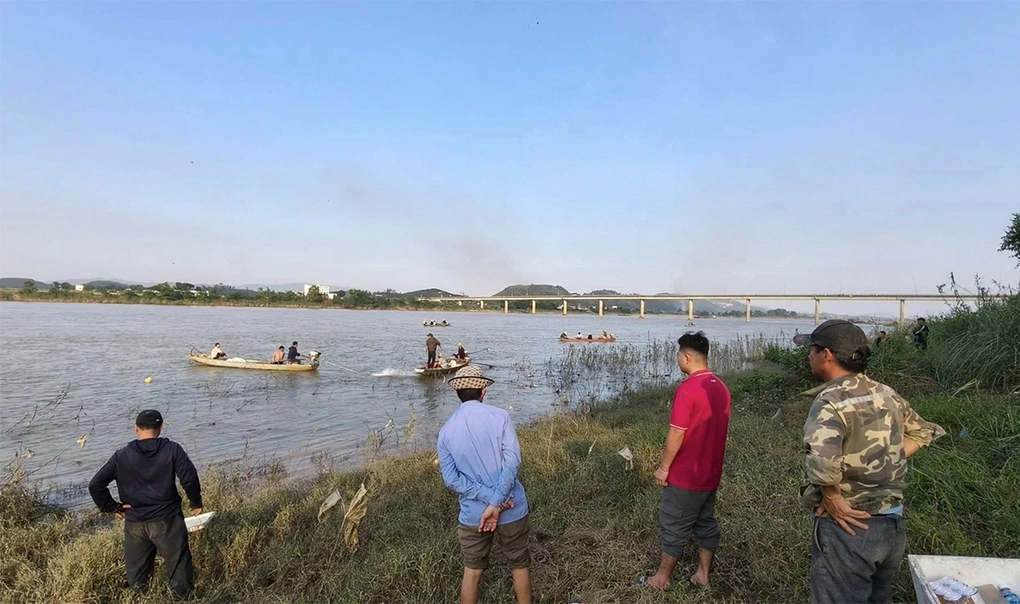 Nhiều lực lượng tìm kiếm trên sông Lam, chiều 2/10. Ảnh: Hùng Lê