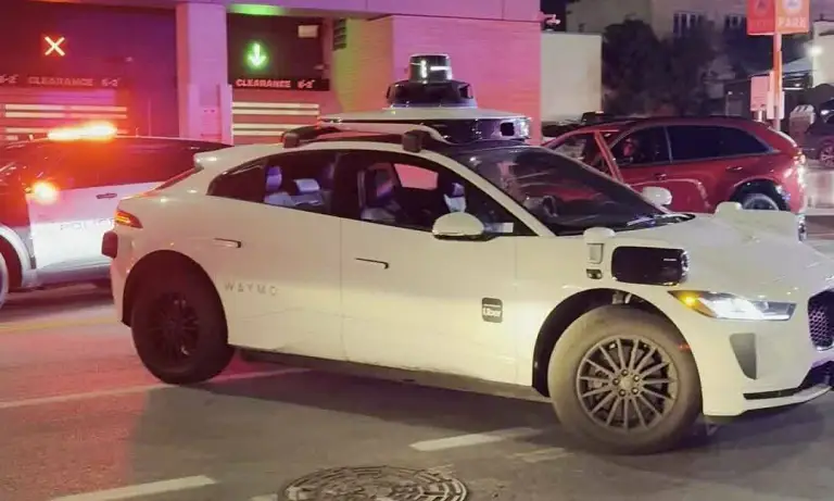 Một taxi tự lái của Waymo quay đầu và chặn đường xe cứu hỏa ở Texas, Mỹ. Video: Matthew Turnage