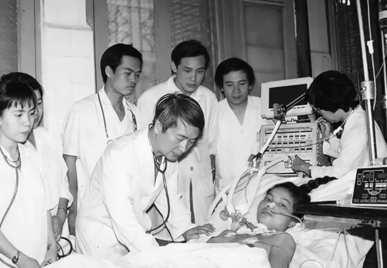 GS Vũ Văn Đính thăm khám bệnh nhân thời còn công tác - Ảnh tư liệu