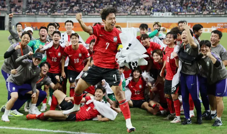 Tiền vệ Eom Ji-sung (7) của Hàn Quốc ăn mừng cùng toàn đội sau khi giành HC vàng chung kết bóng đá nam ASIAD 2026, trên sân Toyota, Nhật Bản ngày 3/10/2026. Ảnh: Yonhap