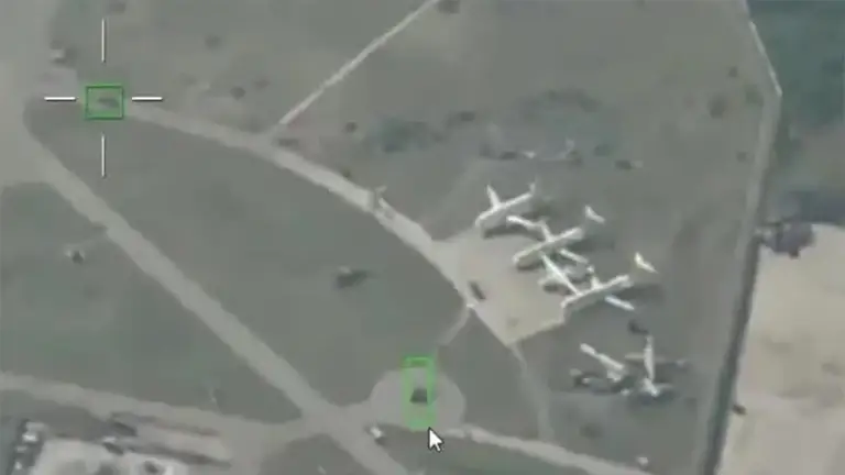 Khoảnh khắc UAV tập kích 'MiG-29, trực thăng Black Hawk' ở Kiev