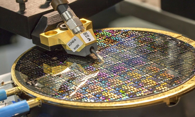 Quá trình phân tích trực tiếp đặc tính của vật liệu AlScN trên tấm wafer. Ảnh: Viện Vật lý Thể rắn Ứng dụng Fraunhofer IAF