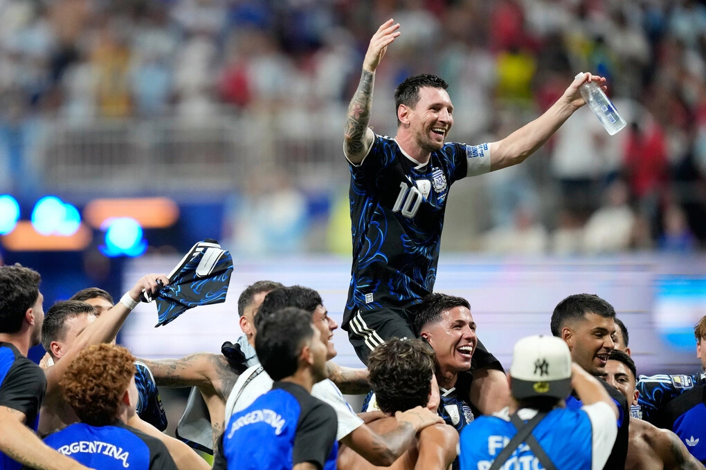 Messi ăn mừng cùng đồng đội, sau trận Argentina thắng Anh 2-1 ở bán kết World Cup 2026 trên sân Atlanta, Mỹ ngày 15/7. Ảnh: AP