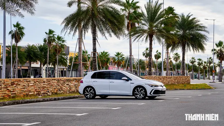 Volkswagen Golf nhập khẩu nguyên chiếc, là mẫu xe cân đối giữa cảm giác lái và tính thực dụng