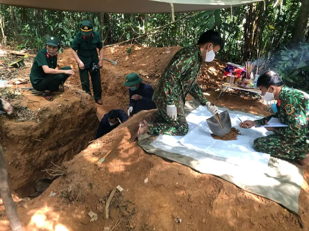 Lực lượng quân đội quy tập hài cốt tại khu vực an táng liệt sĩ Đào Xuân Huân. Ảnh: Gia đình cung cấp