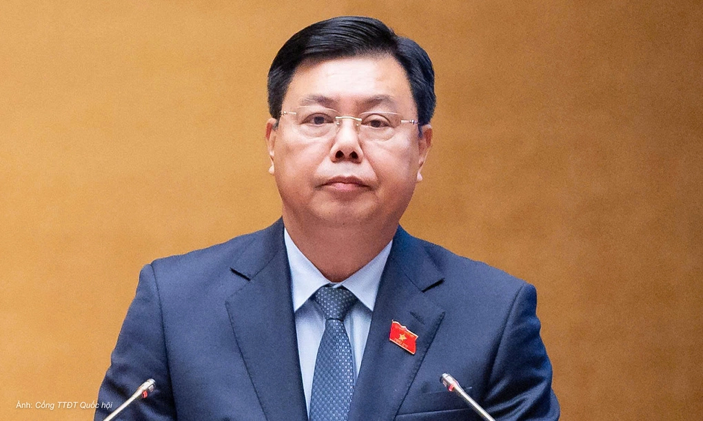 Bộ trưởng Nội vụ Nguyễn Tiến Hải trình Quốc hội các dự án luật, sáng 21/10. Ảnh: Cổng TTĐTD Quốc hội