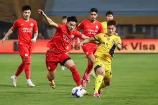 Đình Bắc (áo đỏ) ghi bàn trong trận hòa 1-1 của Công An Hà Nội trước Thanh Hóa - Ảnh: MINH ĐỖ