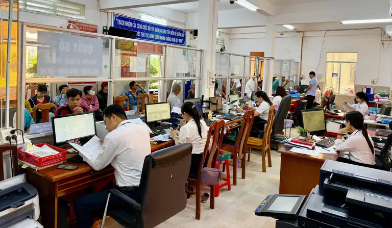 Thiết bị công nghệ thông tin và hạ tầng Internet được đầu tư tại các xã, phường ở Cà Mau. Trong ảnh: Trung tâm Phục vụ hành chính công xã Đầm Dơi