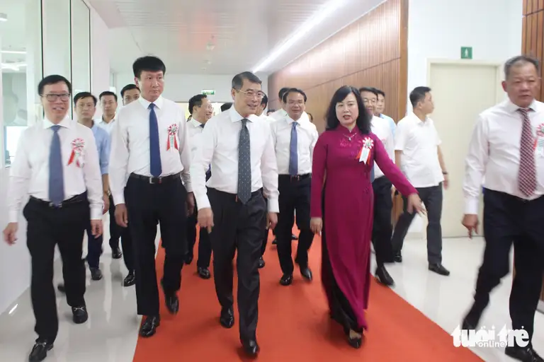 Thủ tướng và các đại biểu tham dự lễ khai trương bệnh viện - Ảnh: D.LIỄU